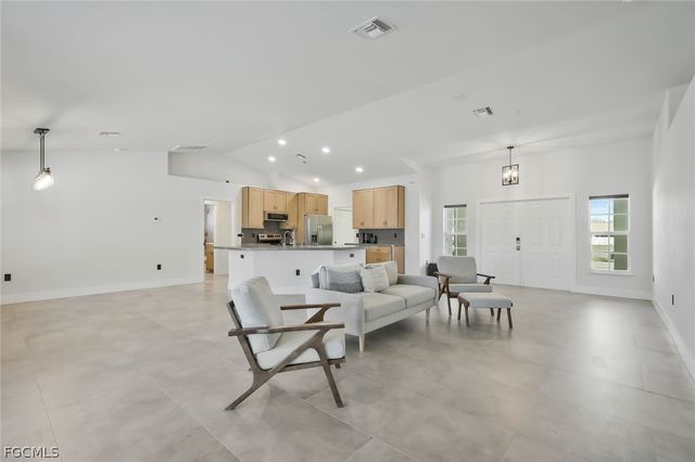 2200 NE 9th AVE, Cape Coral, FL 33909