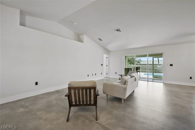 2200 NE 9th AVE, Cape Coral, FL 33909