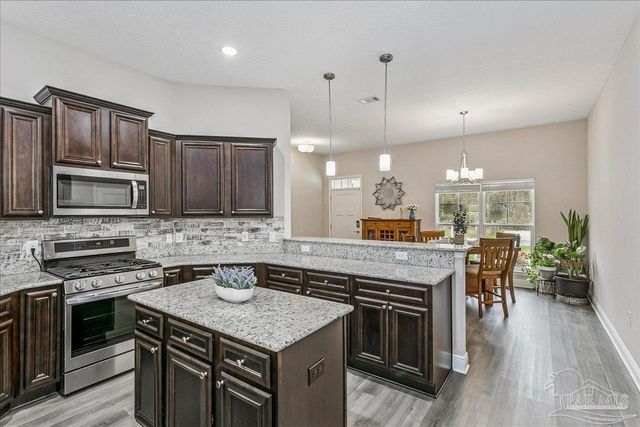 1911 Ladybird Ln, Gulf Breeze, FL 32563