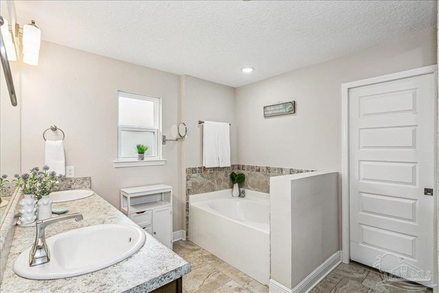 1911 Ladybird Ln, Gulf Breeze, FL 32563