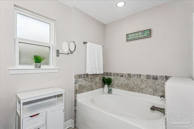 1911 Ladybird Ln, Gulf Breeze, FL 32563