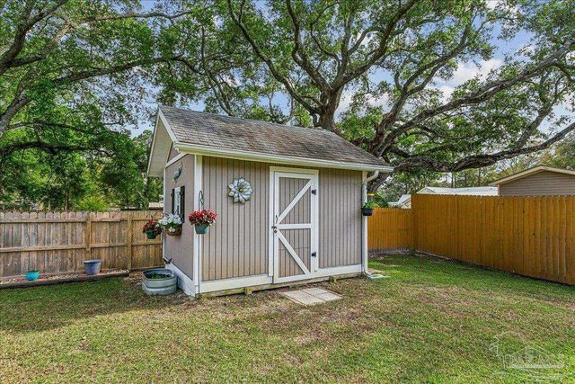 1911 Ladybird Ln, Gulf Breeze, FL 32563