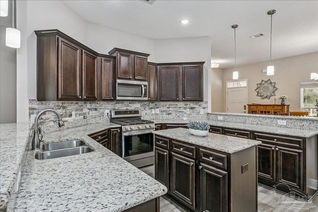 1911 Ladybird Ln, Gulf Breeze, FL 32563