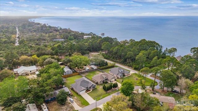 1911 Ladybird Ln, Gulf Breeze, FL 32563