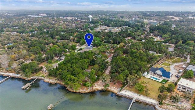 1911 Ladybird Ln, Gulf Breeze, FL 32563