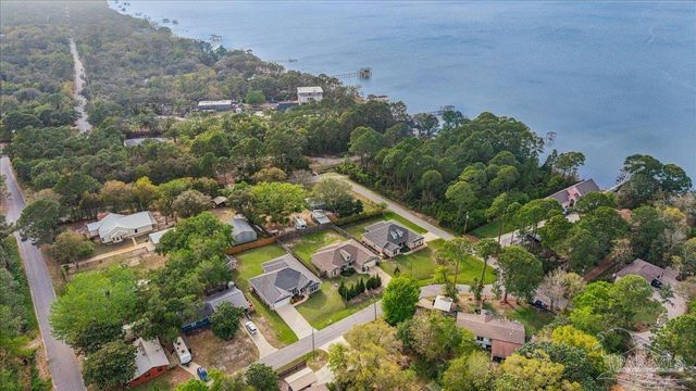 1911 Ladybird Ln, Gulf Breeze, FL 32563