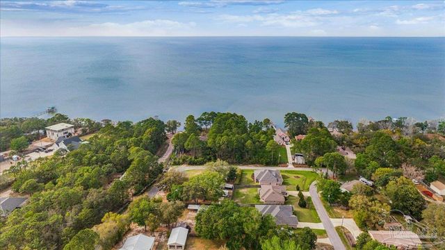 1911 Ladybird Ln, Gulf Breeze, FL 32563