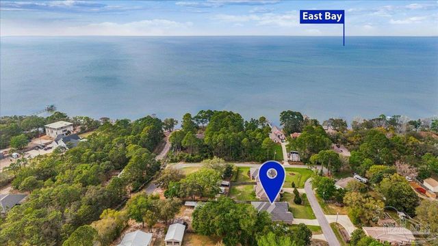 1911 Ladybird Ln, Gulf Breeze, FL 32563