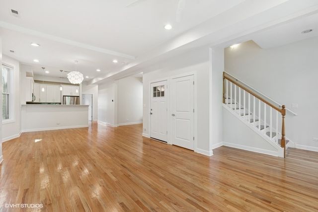 1037 W Oakdale Avenue 2, Chicago, IL 60657