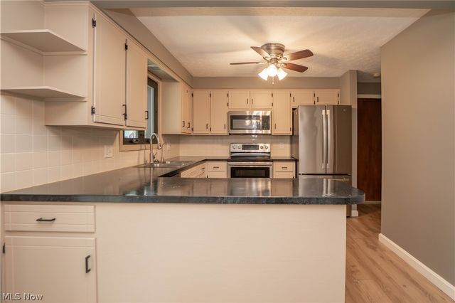 5251 Tanglewood Drive NE, Louisville, OH 44641