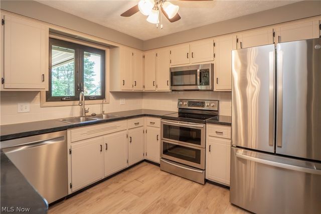5251 Tanglewood Drive NE, Louisville, OH 44641