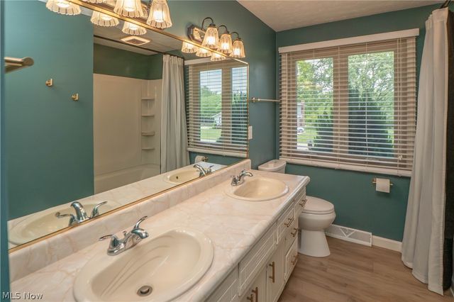5251 Tanglewood Drive NE, Louisville, OH 44641