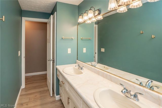 5251 Tanglewood Drive NE, Louisville, OH 44641