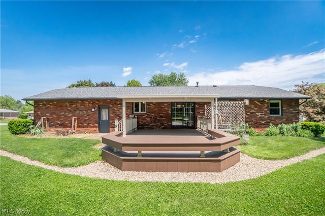 5251 Tanglewood Drive NE, Louisville, OH 44641