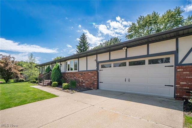 5251 Tanglewood Drive NE, Louisville, OH 44641
