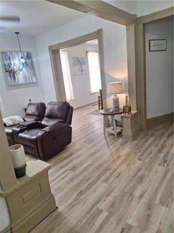 727 S 10th Street, St Joseph, MO 64501