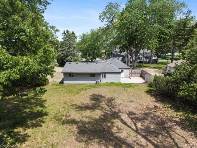 2374 Lakena Road, West Bloomfield Charter Township, MI 48324