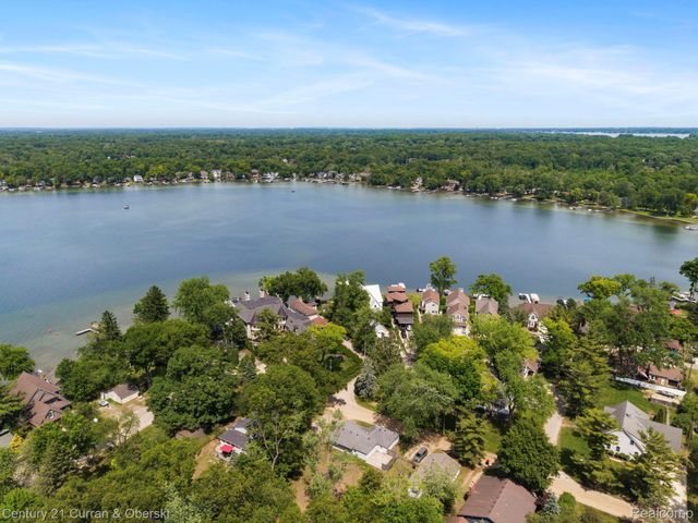 2374 Lakena Road, West Bloomfield Charter Township, MI 48324