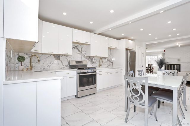 35 Mid Oaks Street, Monroe, NY 10950