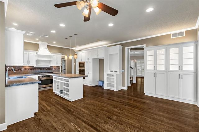 13117 El Monte Street, Leawood, KS 66209