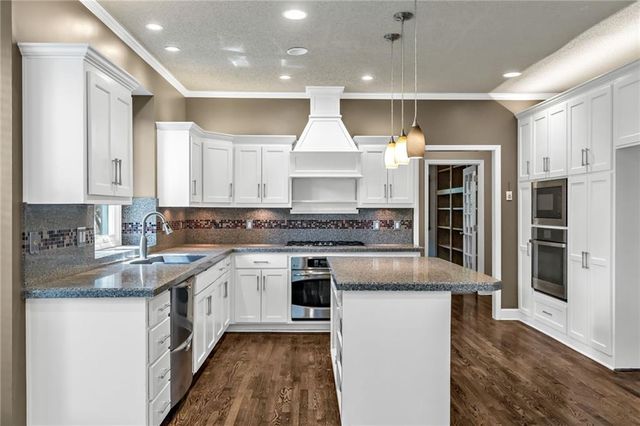 13117 El Monte Street, Leawood, KS 66209