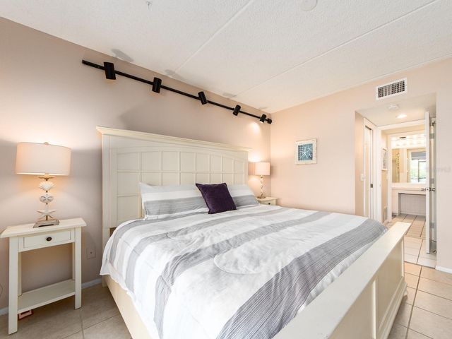 303 WOODLAKE WYNDE, Oldsmar, FL 34677