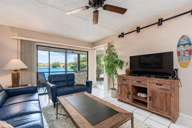 303 WOODLAKE WYNDE, Oldsmar, FL 34677