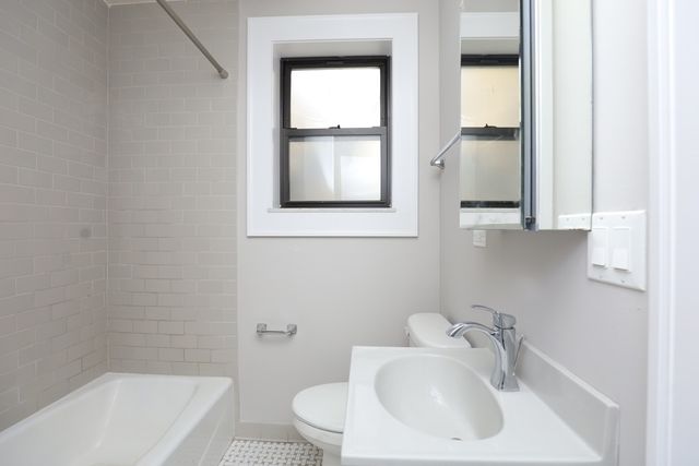 817 W Lakeside Place 210, Chicago, IL 60640