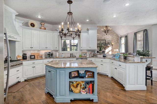 4552 E Spruce Drive, Springfield, MO 65809