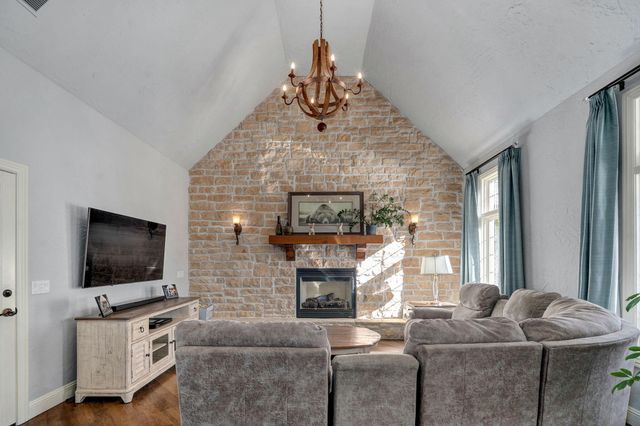 4552 E Spruce Drive, Springfield, MO 65809