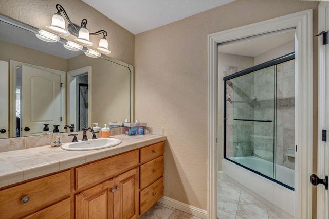 4552 E Spruce Drive, Springfield, MO 65809