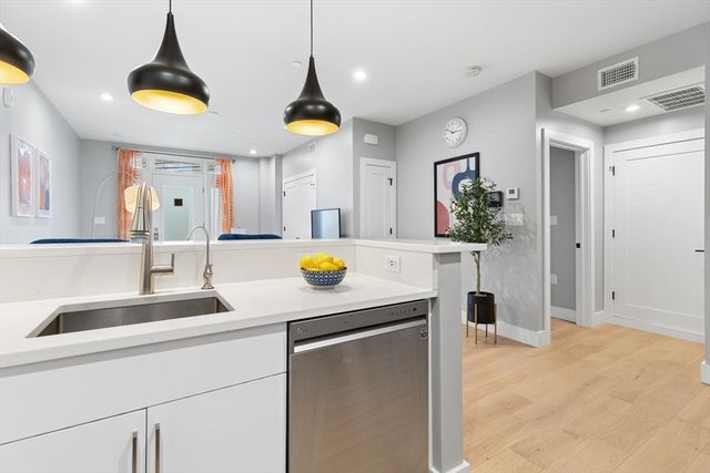 60 Cross St, East 103, Somerville, MA 02145