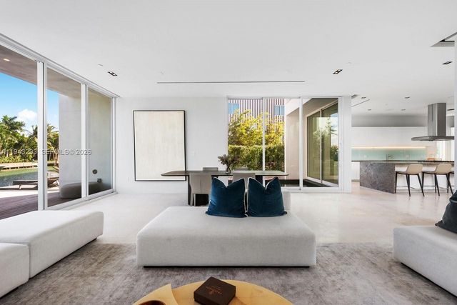 1011 W 48th St, Miami Beach, FL 33140