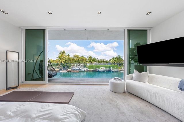 1011 W 48th St, Miami Beach, FL 33140