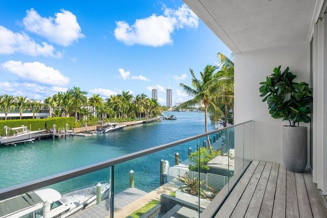 1011 W 48th St, Miami Beach, FL 33140