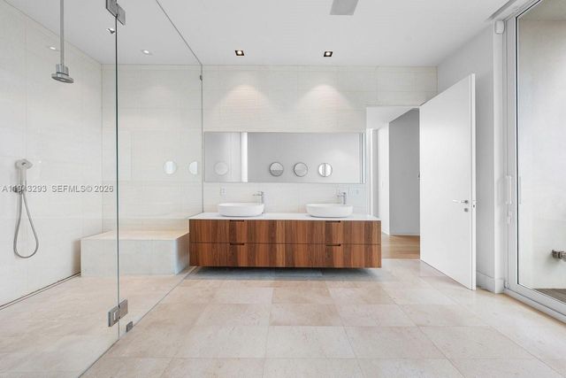 1011 W 48th St, Miami Beach, FL 33140