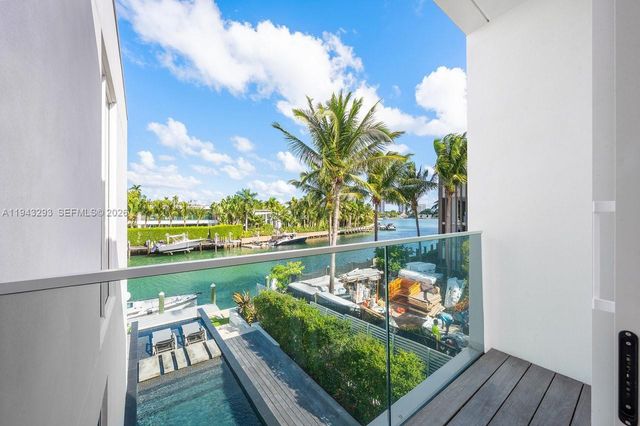 1011 W 48th St, Miami Beach, FL 33140