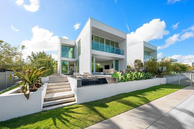 1011 W 48th St, Miami Beach, FL 33140