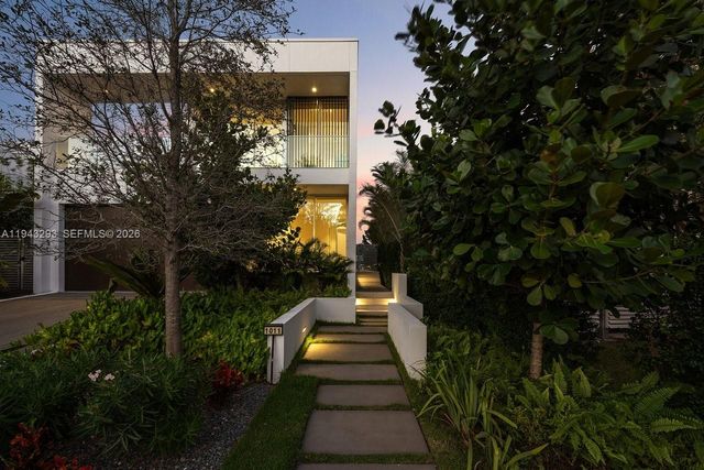 1011 W 48th St, Miami Beach, FL 33140