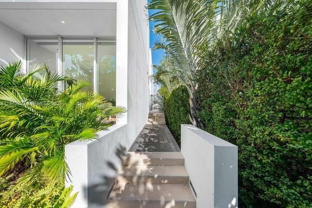 1011 W 48th St, Miami Beach, FL 33140