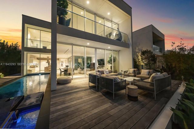 1011 W 48th St, Miami Beach, FL 33140