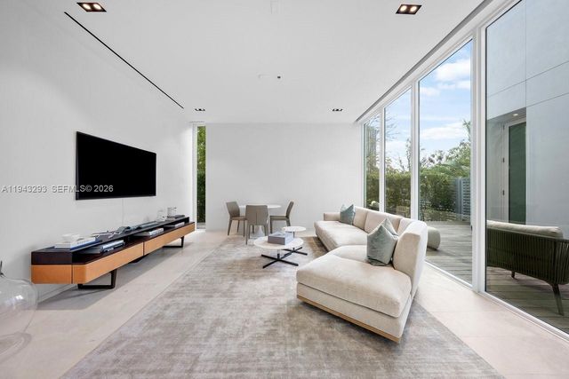 1011 W 48th St, Miami Beach, FL 33140