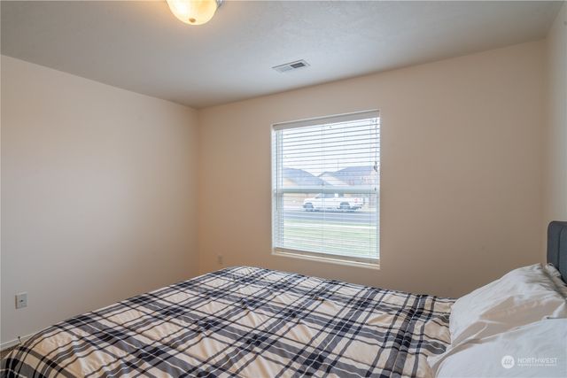 805 S Hamilton Road, Moses Lake, WA 98837