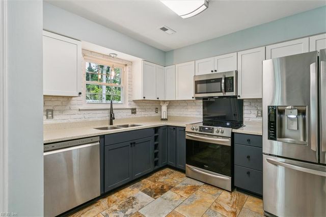 5 Hadley PL, Newport News, VA 23608