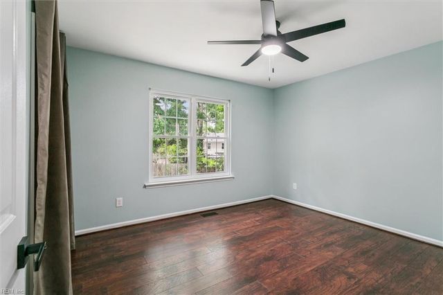 5 Hadley PL, Newport News, VA 23608