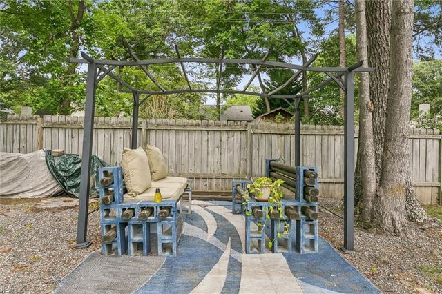 5 Hadley PL, Newport News, VA 23608