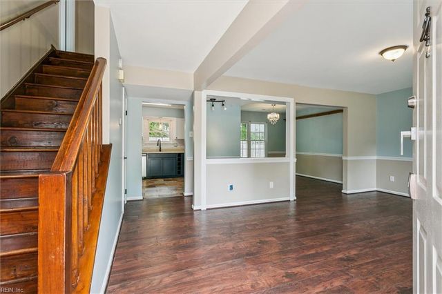 5 Hadley PL, Newport News, VA 23608