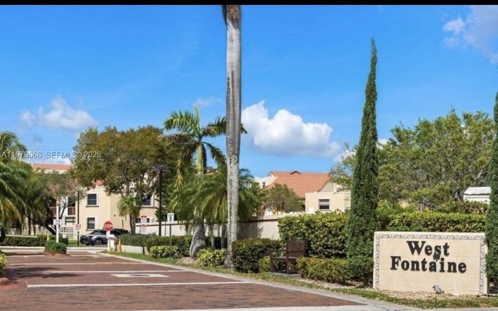 10229 NW 9th St Cir 213-2, Miami, FL 33172