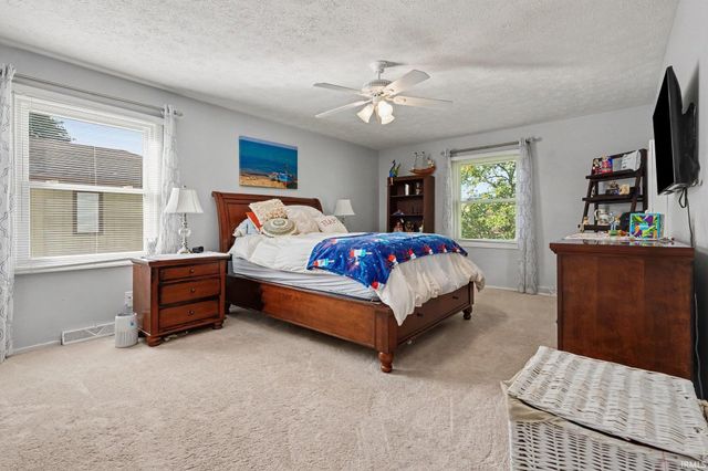 52566 Farmingdale Drive, Granger, IN 46530
