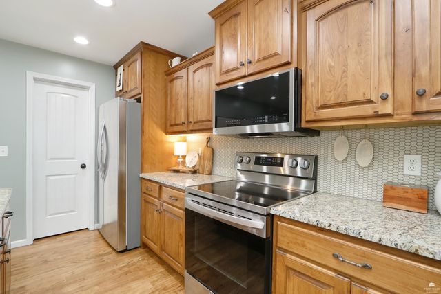 1040 Highland Ridge Drive, Manhattan, KS 66503